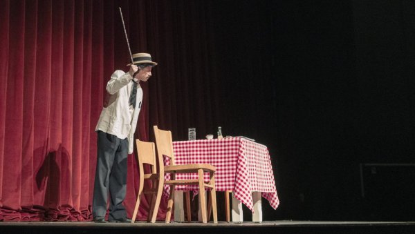 „ПЛУЋА“ ВЕЧЕРАС НА НУШИЋЕВИМ ДАНИМА: Никшићко позориште гостује на Великој сцени у Смедереву