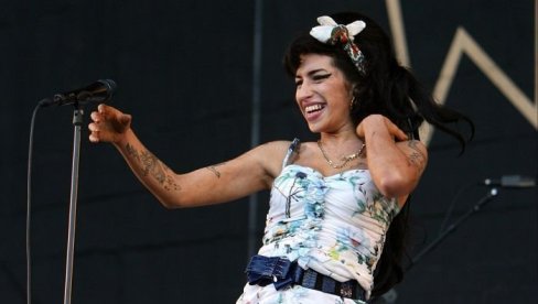 NEKADAŠNJI CIMERI EJMI VAJNHAUS RASPRODAJU NJENE STAVRI: Zaradili skoro milion funti