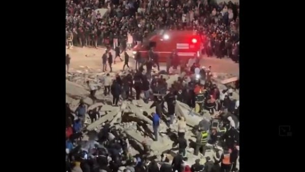 УРУШИЛЕ СЕ ДВЕ ЗГРАДЕ У МАРОКУ, ДЕСЕТИНЕ МРТВИХ: Људи копају по рушевинама тражећи преживеле (ВИДЕО)