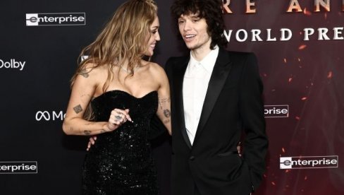 МАЈЛИ САЈРУС ОТКРИЛА БИЗАРАН РАЗЛОГ ШТО СЕ ВЕРИЛА: То је фобија