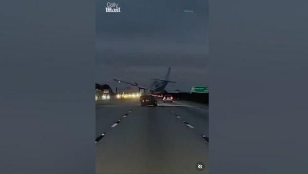 АВИОН СЕ ЗАБИО У АУТОМОБИЛ НА АУТО-ПУТУ: Срча и делови возила летели на све стране (ВИДЕО)