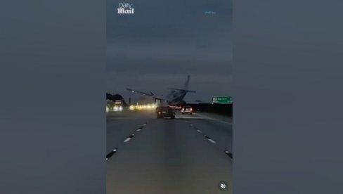 АВИОН СЕ ЗАБИО У АУТОМОБИЛ НА АУТО-ПУТУ: Срча и делови возила летели на све стране (ВИДЕО)