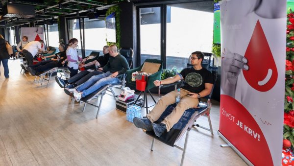 Првотимци ФК Војводине подржали 85. МаxБет акцију давања крви “Живот је крв”