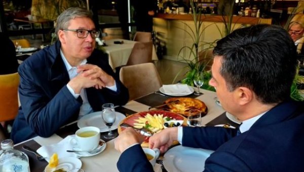 ЗАЈЕДНО СА МОЈИМ ДРУГОМ ДАЛЕТОМ: Вучић направио предах и отишао на чај са градоначелником Ниша (ФОТО)