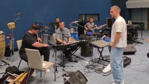 НОВОСТИ НА ЛИЦУ МЕСТА: Саша Ковачевић у јеку последњих припрема за концерте са грчким музичарима (ФОТО)