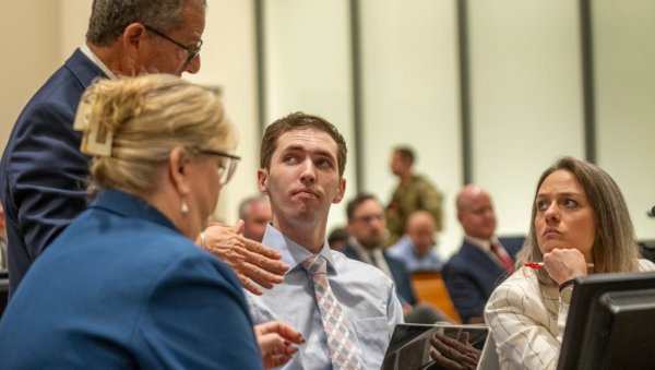 БЕЗ ГИЖЕ САВЕСТИ Шок на интернету:  Осумњичени за убиство Чарли Кирка дошао весео у судницу, а ево каква казна му прети...