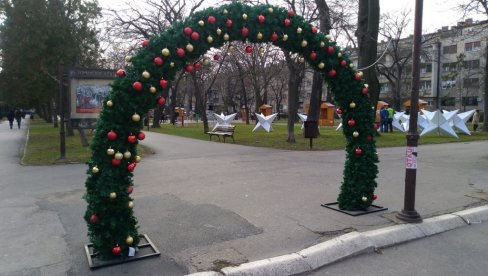 PRAZNIČNI DEKOR: Za montažu i demontažu dva miliona dinara