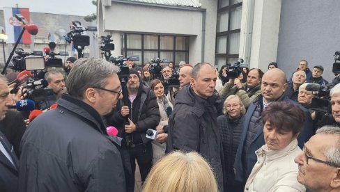 ВУЧИЋ У ГАЏИНОМ ХАНУ: Обилази услужни центра за легализацију - грађани дочекали председника аплаузом (ВИДЕО)