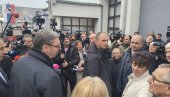 VUČIĆ U GADŽINOM HANU: Obilazi uslužni centra za legalizaciju - građani dočekali predsednika aplauzom (VIDEO)