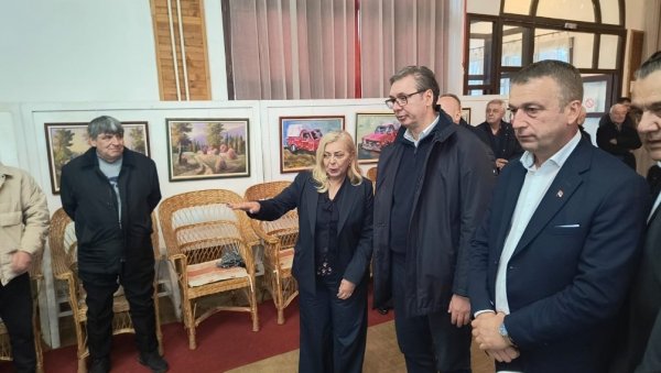 ГРАЂАНИ АПЛАУЗОМ ДОЧЕКАЛИ ВУЧИЋА У ГАЏИНОМ ХАНУ Председник обишао услужни центар за легализацију: Људи хоће да буду своји на своме (ВИДЕО)