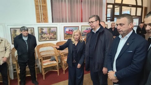 ВУЧИЋ У ГАЏИНОМ ХАНУ: Обилази услужни центра за легализацију - грађани дочекали председника аплаузом (ВИДЕО)