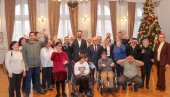 ГРАДОНАЧЕЛНИК НОВОГ САДА УГОСТИО ДЕЦУ И МЛАДЕ СА ПОТЕШКОЋАМА У РАЗВОЈУ, СА КОСОВА И МЕТОХИЈЕ: Подршка јачању солидарности и хуманости