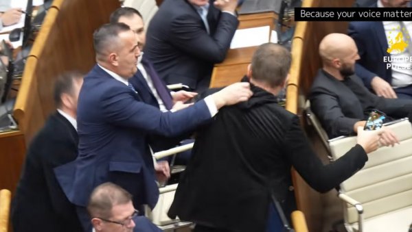 ОПШТА ТУЧА И ЛОМЉАВА У ПАРЛАМЕНТУ: Словачки посланици  гађали се флашама, један од њих вриштао док су га гушили (ВИДЕО)