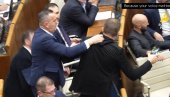 ОПШТА ТУЧА И ЛОМЉАВА У ПАРЛАМЕНТУ: Словачки посланици  гађали се флашама, један од њих вриштао док су га гушили (ВИДЕО)