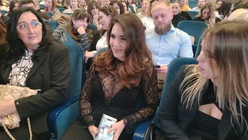 SUPRUGA KAO PODRŠKA: Žena Bojana Vaskovića, Aleksandra, prati koncert Leksington benda iz prvog reda (FOTO)