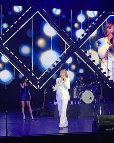 ЗОРА ЈЕ ДА СЕ НАЂЕМО НА ПОЛА ПУТА: Неда Украден прва специјална гошћа на концерту Лексингтон бенда (ФОТО)