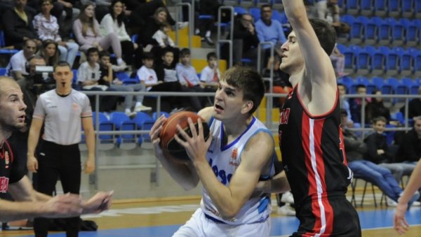 И ЛАЛЕ У ТЕФТЕРУ БЕЛИХ: Кошаркаши Слоге савладали Војводину пред својим навијачима