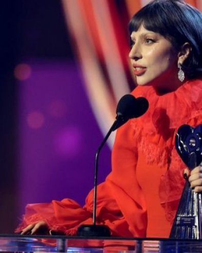 ИНЦИДЕНТ НА КОНЦЕРТУ ЛЕЈДУ ГАГЕ: Плесач пао са бине, њена реакција изненадила свет (ВИДЕО)