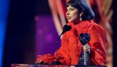 ИНЦИДЕНТ НА КОНЦЕРТУ ЛЕЈДУ ГАГЕ: Плесач пао са бине, њена реакција изненадила свет (ВИДЕО)