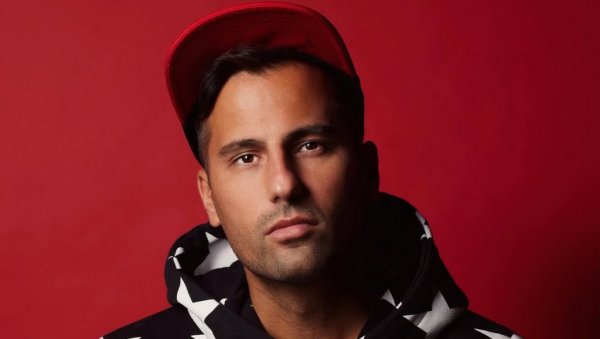 НЕ ПРАТИ ТРЕНД, НЕГО СВОЈ ПУЛС: Марко Ђуровски говори о Илди Шаулић кроз свој унутрашњи свет (ФОТО)