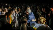 ДВОРАНА НА НОГАМА: Жељко Самарџић сишао у публику и испуњавао жеље фановима - Емоције, сузе и смех уз највеће хитове (ФОТО)