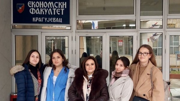 КВИЗ „ЗНАМЕНИТЕ ЛИЧНОСТИ НА ДИНАРСКИМ НОВЧАНИЦАМА“: Треће место за тим Економске школе из Параћина