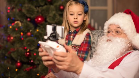 ШТА ДА РАДИТЕ АКО СЕ ДЕТЕ ПЛАШИ ДЕДА МРАЗА? Ово психолози саветују родитељима