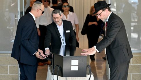 U SIDNEJU DANAS DAN ŽALOSTI: Masa ljudi okupila se  u sinagogi na plaži Bondaj zbog sahrane istaknutog rabina Elika Šlangera.