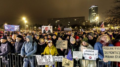 ДЕМОНСТРАЦИЈЕ ШИРОМ СЛОВАЧКЕ Протестанти узвикују: Доста је Фица!