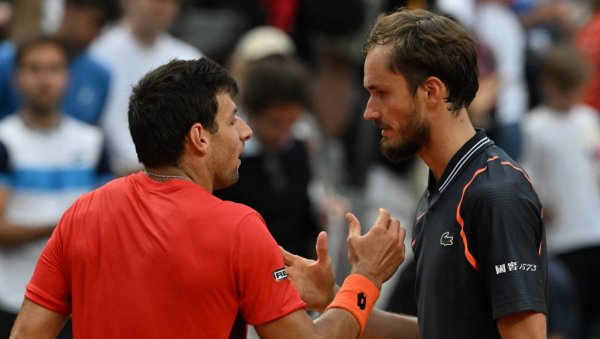 ТЕНИСКИ СВЕТ У ШОКУ Познати тенисер објавио крај каријере у 28. години