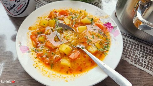 ЈЕЛО КОЈЕ МИРИШЕ НА ДЕТИЊСТВО: Рецепт за посни паприкаш са домаћом тараном (ВИДЕО)