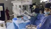 ПОГЛЕДАЈТЕ КАКО РОБОТ ОПЕРИШЕ ЧОВЕКА: Прва роботски асистирана операција на Балкану изведена на Институту Дедиње (ВИДЕО)