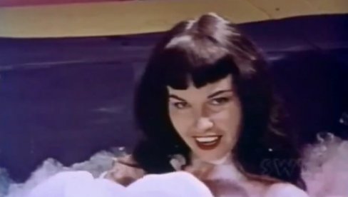 БИЛА ЈЕ НАЈПОЗНАТИЈА ПИН-УП ДЕВОЈКА НА СВЕТУ, ЈЕДНА СМРТ ЈЕ ПРОМЕНИЛА СВЕ: У време кад су жене криле колена, она је показивала – све!