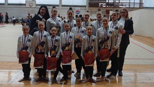 БЛИСТАЈУ ЈОШ ОД МАЛИХ НОГУ : Младе ритмичарке новосадског клуба Ритмика све чешће постижу велике резултате