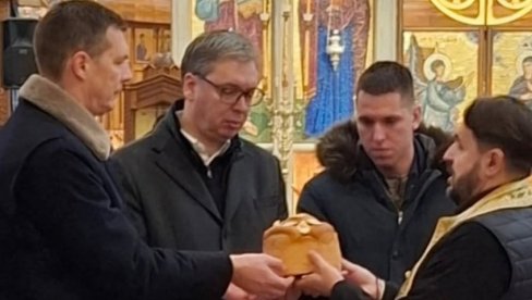 DA NAM VELIKI SVETAC I GOSPOD BOG ČUVAJU SRBIJU! Predsednik Vučić slavi krsnu slavu - Sa sinom i bratom doneo kolač u crkvu (FOTO)