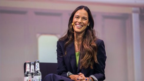 ANA IVANOVIĆ U KAPUTU SEZONE: Ova boja je trenutno najveći trend, ali ne može svako da je ponese (FOTO)