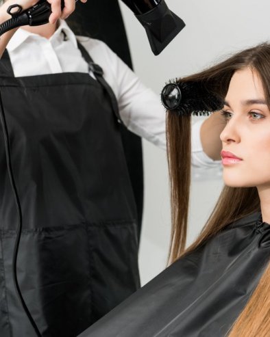 ФРИЗЕРИ ИМАЈУ СТАВ ДА САМ ОВОМ БОЈОМ КОСЕ СВЕ ЖЕНЕ ИЗГЛЕДАЈУ МЛАЂЕ, а већина ипак прави грешку