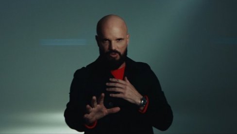 ХИТ НА ДРУШТВЕНИМ МРЕЖАМА: Бобан Рајовић у загрљају запевао уплаканој обожаватељки (ФОТО)