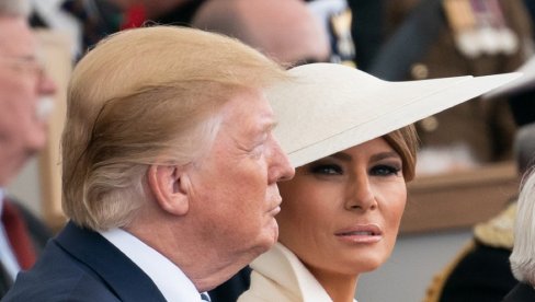 КАО ДА СУ ПОШЛИ НА САХРАНУ Божићна фотографија Меланије и Трампа изазвала бројне коментаре на мрежама