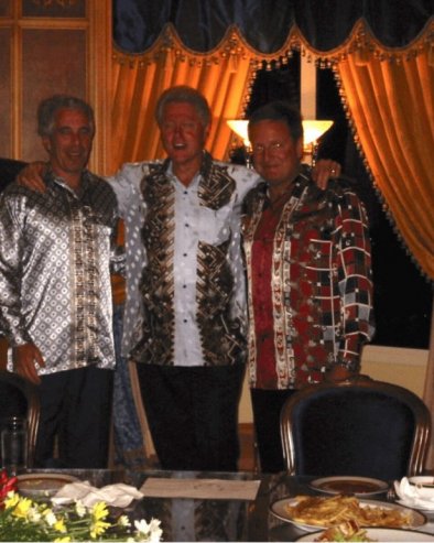 КОРИСТИТЕ МЕ КАО ЖРТВЕНОГ ЈАРЦА ЗБОГ ЕПСТИНА: Клинтон оплео по Белој кући због контроверзних фотографија