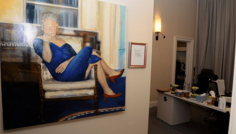 РАШЧЛАЊЕНИ БИЛ Клинтон у хаљини и штиклама - све асоцира на аферу с Левински! Објављени нови подаци о Епштајну (ФОТО)