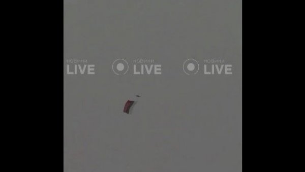 РУСКА ЗАСТАВА СЕ ЗАВИЈОРИЛА ИЗНАД КИЈЕВА: Украјинска полиција признала, није монтажа (ВИДЕО)