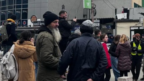 СЕАД ТОСКИЋ НА СКУПУ У НОВОМ ПАЗАРУ: Радикални исламиста подржава блокадере (ФОТО)