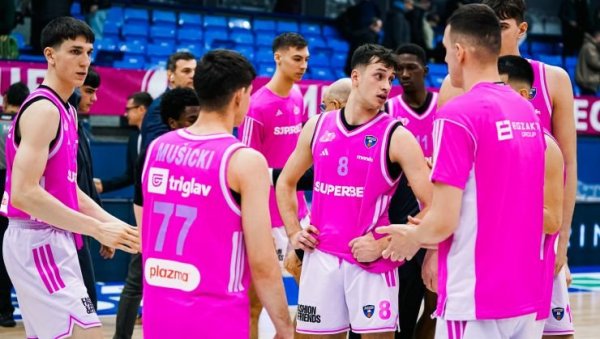 ЉУБИМЦИ ДЕЛИЈА И ГРОБАРА СЕДЕ ЗАЈЕДНО И УЖИВАЈУ: Каква сцена у српској кошарци (ФОТО)