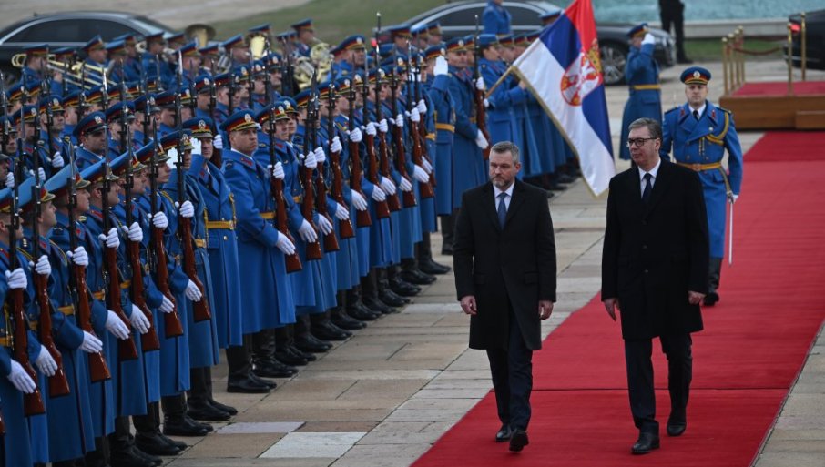 ЦРВЕНИ ТЕПИХ И ПОЧАСНА ГАРДА: Вучић дочекао словачког председника Пелегринија, почео тет-а-тет састанак (ВИДЕО)