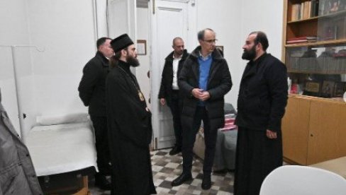 ПОНОСАН САМ НА СВЕ ШТО РАДИТЕ И СПРЕМАН САМ ДА ПОМОГНЕМ: Премијер Мацут посетио хуманитарну организацију Верско добротворно старатељство