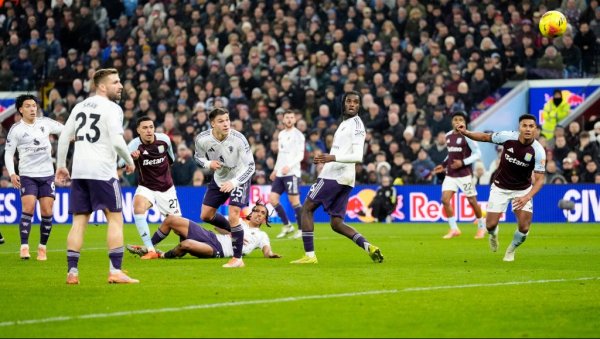 АСТОН ВИЛА СЕ НЕ ШАЛИ: Побеђен Манчестер јунајтед, тим из Бирмингема не одустаје од трке за титулу