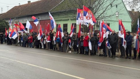VUČIĆ I PELEGRINI U BAČKOM PETROVCU: Veliki broj građana čeka dvojicu predsednika (FOTO)