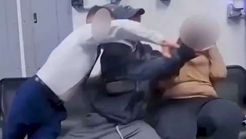 УХВАЋЕН У ПЉАЧКИ СУПЕРМАРКЕТА, ПА УПЕРИО ПИШТОЉ У ПОЛИЦАЈЦА: Снимак све показао (ВИДЕО)