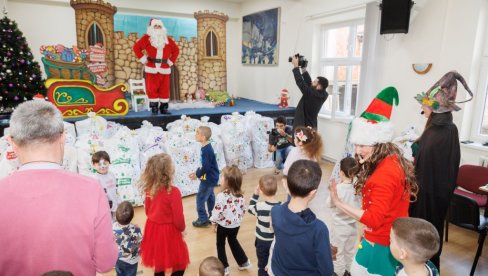 „НОВОГОДИШЊА ЧАРОЛИЈА“ И ПАКЕТИЋИ ЗА МАЛИШАНЕ ЗАПОСЛЕНИХ „ГРАДСКЕ ЧИСТОЋЕ“